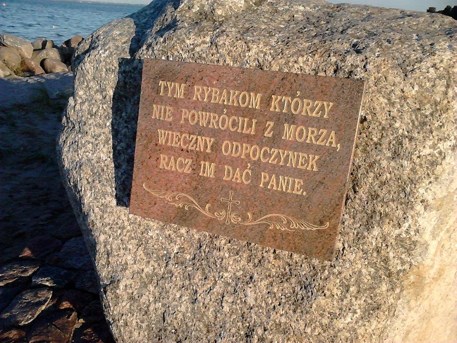 Tablica na głazie