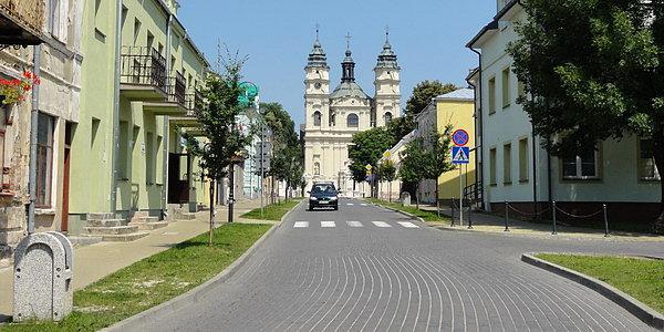Uliczka we Włodawie a w tle kościół św.Ludwika