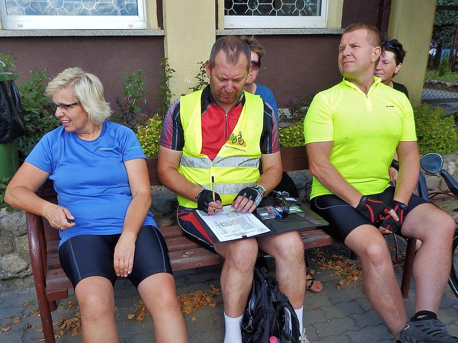 Rajd rowerowy po gminie Kaliska. Zakończenie rajdu-Wydawanie pamiątkowych znaczków