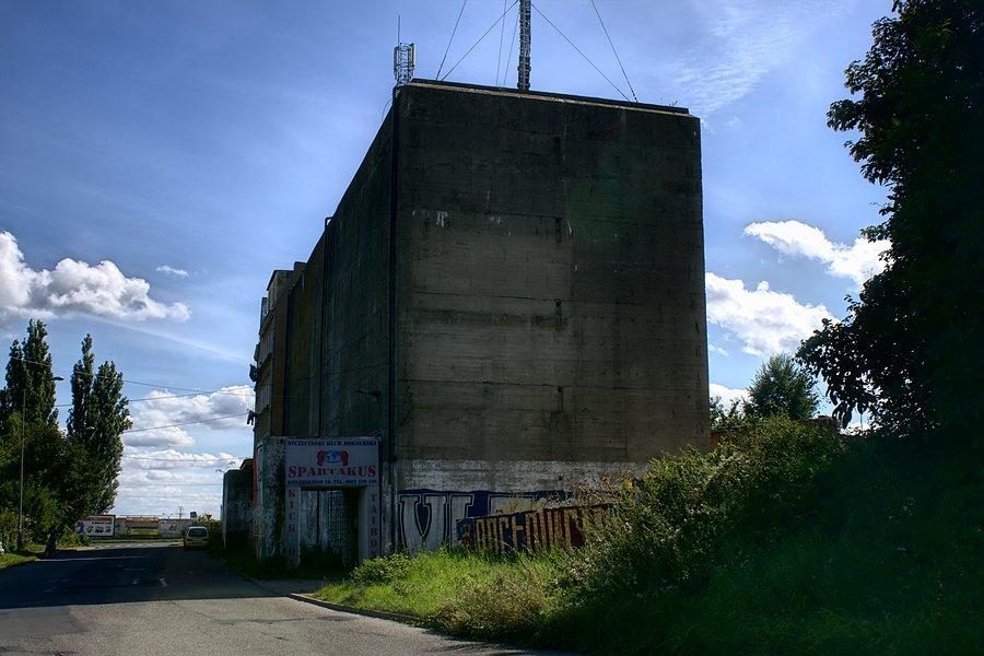 Betonowy schron naziemny przy ul. Konarskiego w Sczecinie