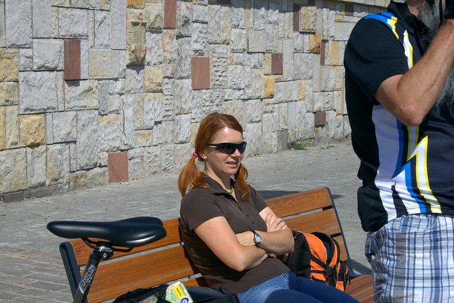 Basia przyjechała nad Odrę poczytac książkę