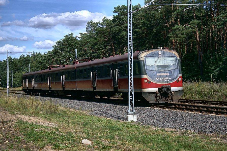 Kolejny pociąg, tym razem na przejeździe kolejowym w Załomiu