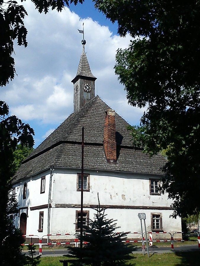 Rostarzewo , ładny domek pod gontem na środku ryneczku