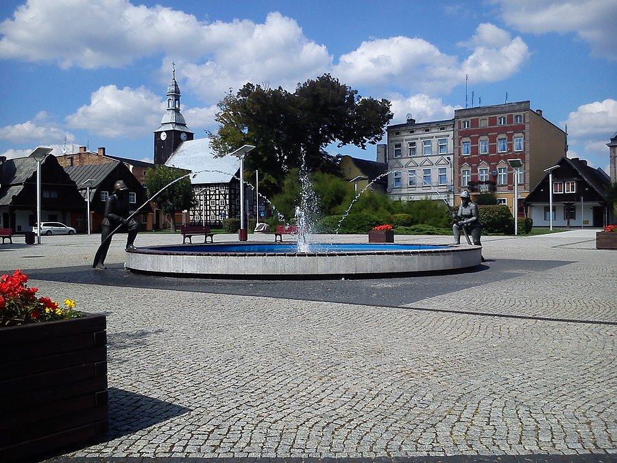 Rakoniewice.Rynek ze strażacką fontanną !