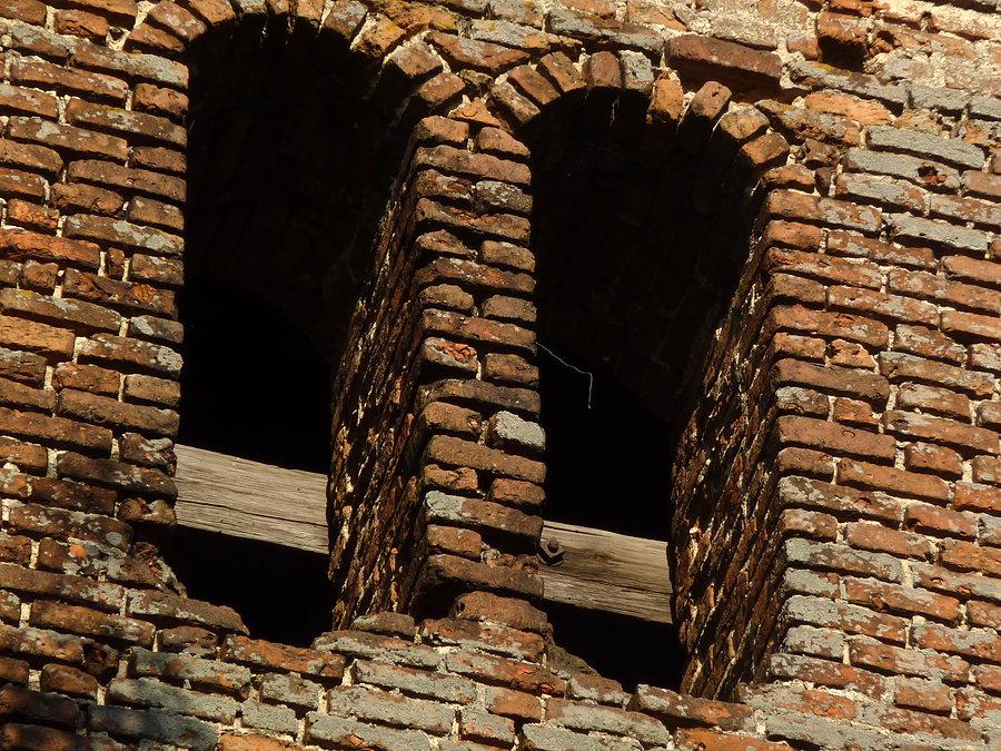 Fragment dzwonnicy gotyckiego kościoła w Winnicy
