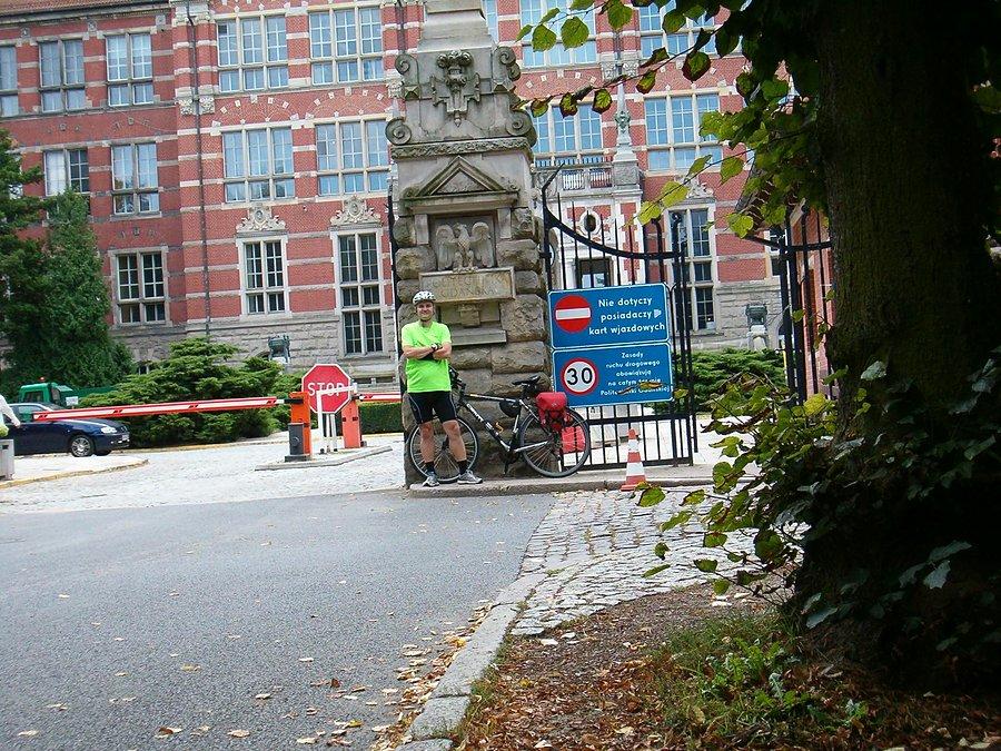 22-08-2013. Rowerkiem z Tczewa do Gdańska i z powrotem. Ja przed bramą główną Politechniki Gdańskiej