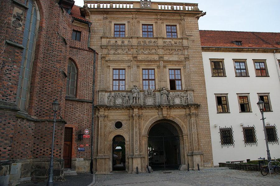 Główna brama wejściowa na zamek w Brzegu