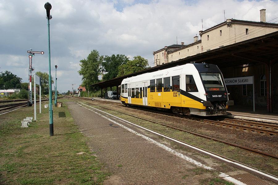 Szynobus SA135-007 Kolei Dolnośląskich na stacji w Dzierżoniowie, jedzie do Legnicy