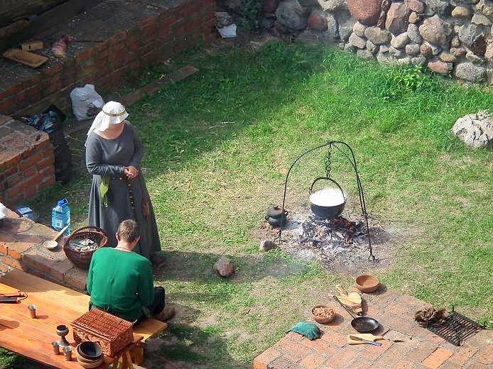 Niekltórzy olali gril i przygotowywali sobie posiłek tradycyjnym sposobem