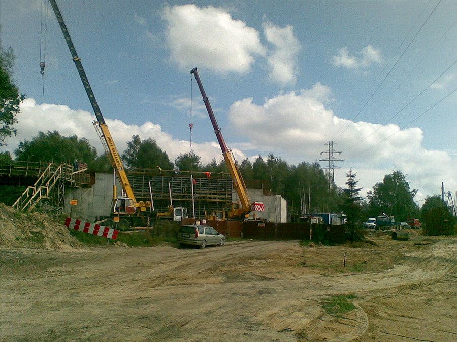 Budowa Drogi Głównej Południowej ul Okopowa,tu żółty szlak do Zebrzydowic jest nie przejezdny.W tym miejscu należy skręcić w lewo w drogę techniczną
