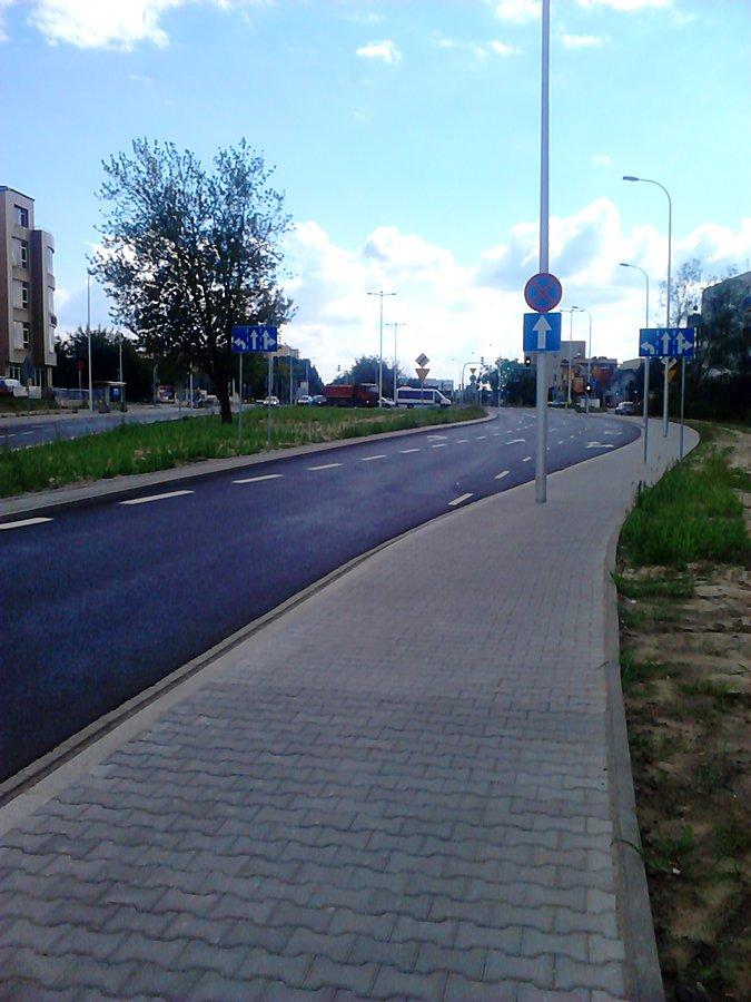 Na tym odcinku poszerzonej Lazurowej nie zbudowano ddr