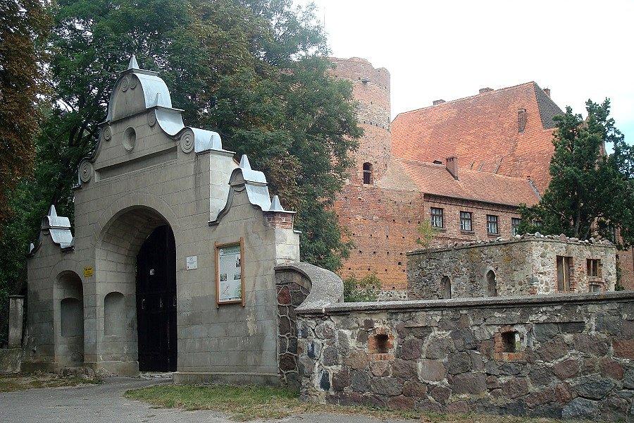 Późnogotycki zamek w Pęzinie