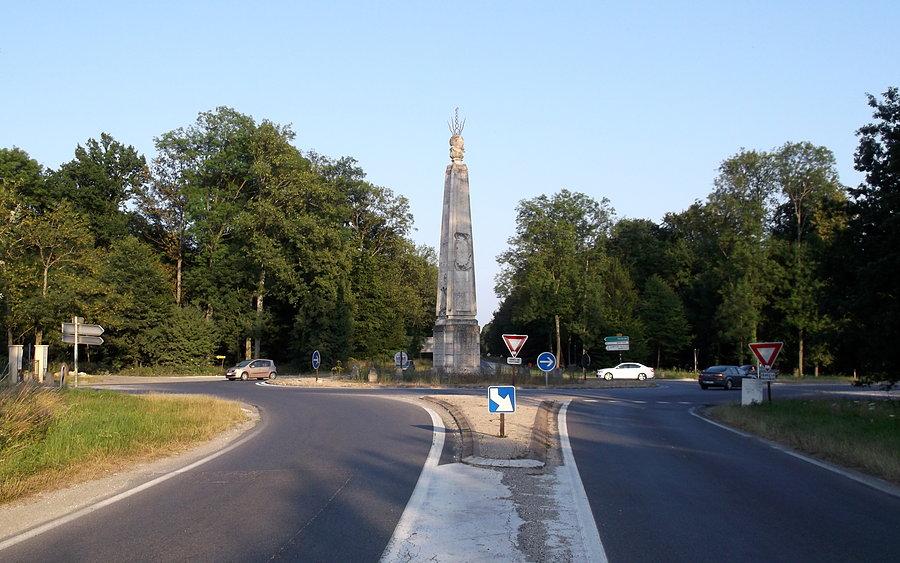 Typowa szosa z rondami w pobliżu przedmieści Paryża