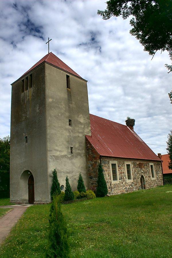 Kościół w Żelisławcu salowy, na rzucie prostokąta, zrujnowany po 1945, odbudowany w 1977
