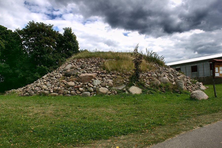 Prehistoryczny kamienny kurhan w Staffelde