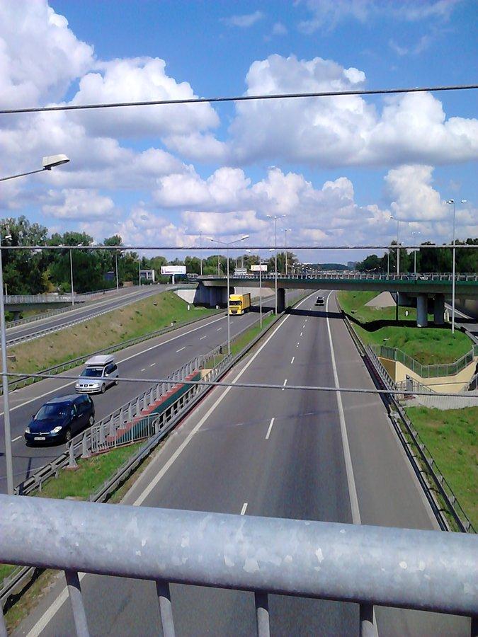 Widok na S8 z kładki na Prymasa Tysiąclecia
