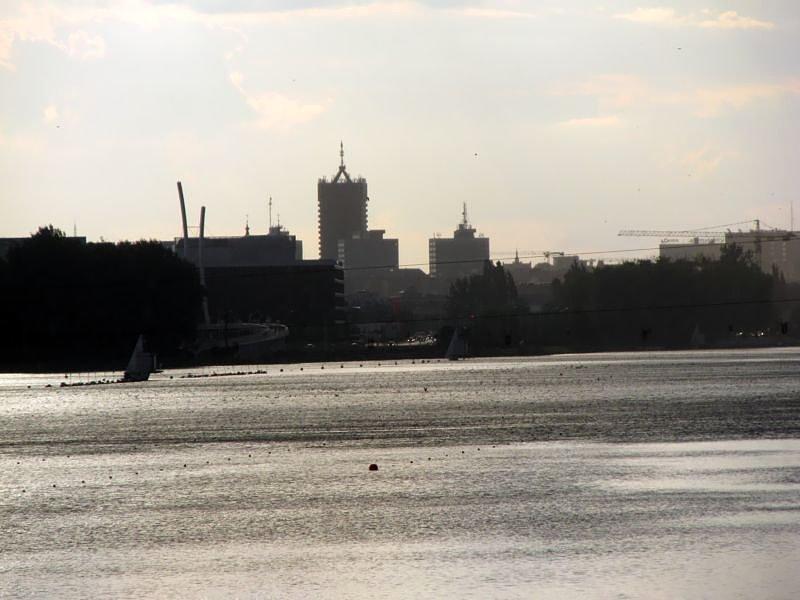 Wieżowiec Uniwersytetu Ekonomicznego w Poznaniu góruje nad miastem