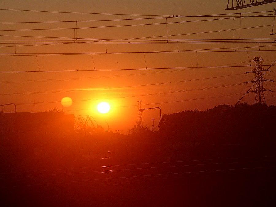 Wschód słońca nad Trójmiastem zza szyby autobusu