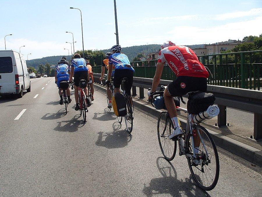 Dalej grupa na 90km odcinku neutralnym