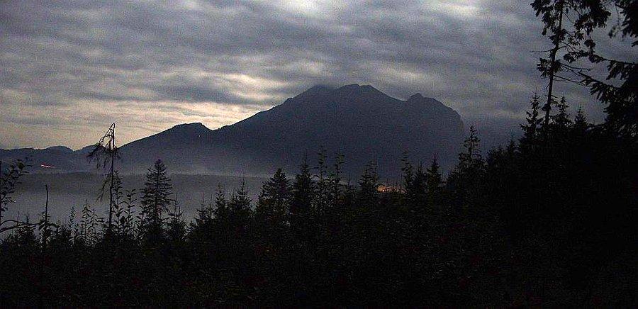 Głodówka, przebijające się przez mrok Tatry Bielskie