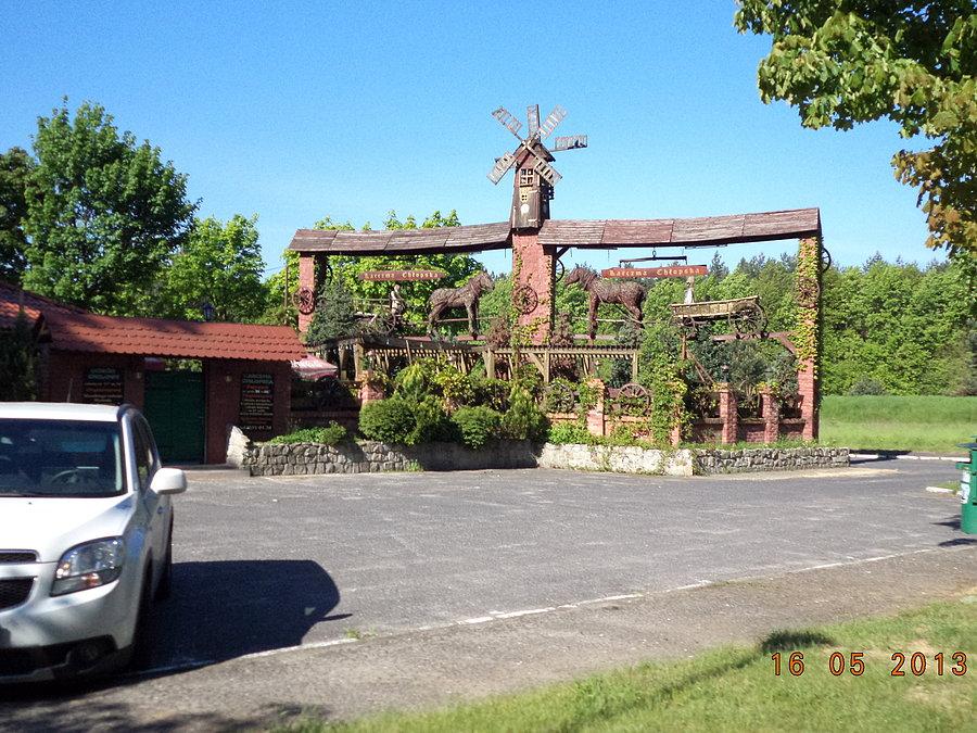 "Karczma Chłopska" na trasie Legnica - Lubin. Komuś się chciało! A przecież mogli tylko postawić blaszany barak. ;)