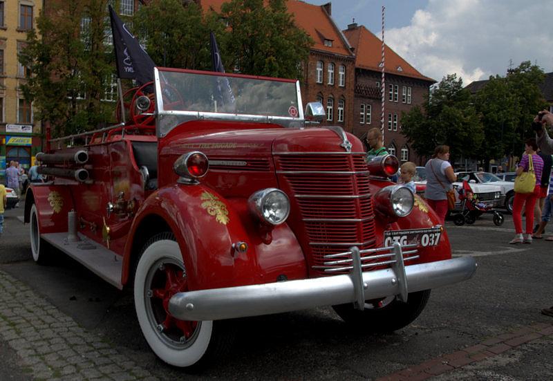 Wóz strażacki na Old Timer Garage w Zabrzu