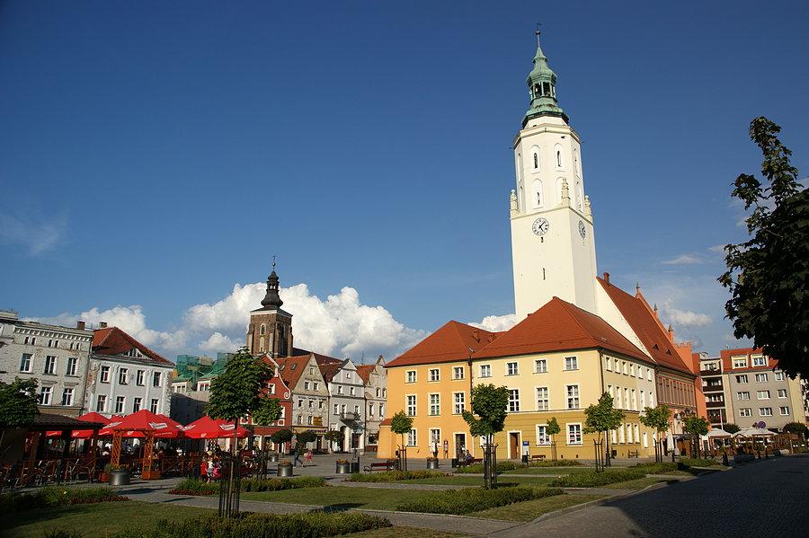 Rynek oraz ratusz w Namysłowie
