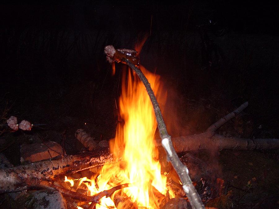 Szybko znajdujemy fakt nowe świeże miejsce na gorące ognisko w klimacie lekko mrocznym, tajemniczym, ale choć by wilki nas otoczyły ognisko rusza pełną parą