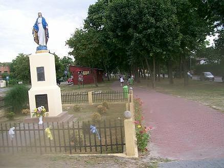 Park w Brzózie, bardzo zadbany aż miło zspojrzeć,że tak mała społeczność potrafi troszczyć się o dobro wspólne