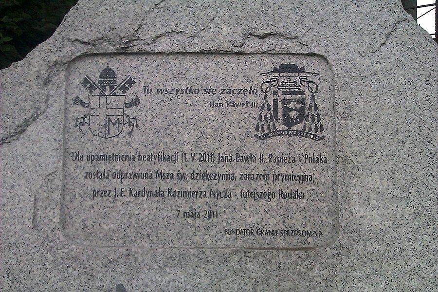 Pamiątkowa tablica przed kościołem w Starej Wsi