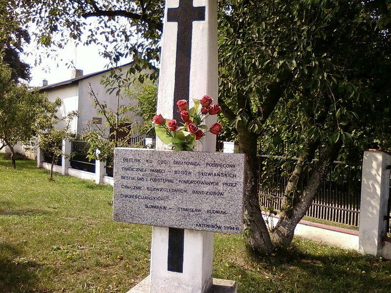 Obelisk neopoganski