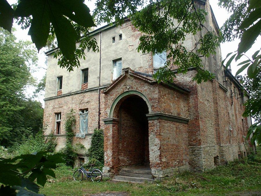 Wejście do pałacu w Kotliszowicach