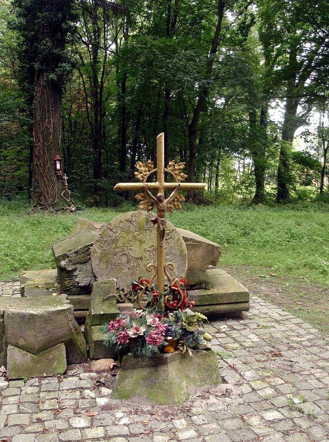 Wyburzona kaplica, grobowiec rodziny von Ruffer