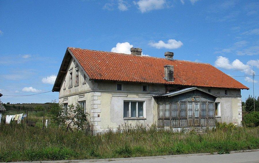 Mostkowo - dom z drewnianym gankiem