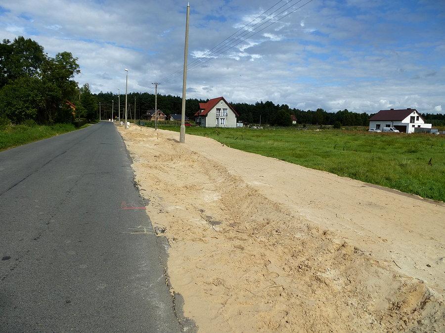 Początek wsi. Prace w zakresie ścieżki daleko w polu