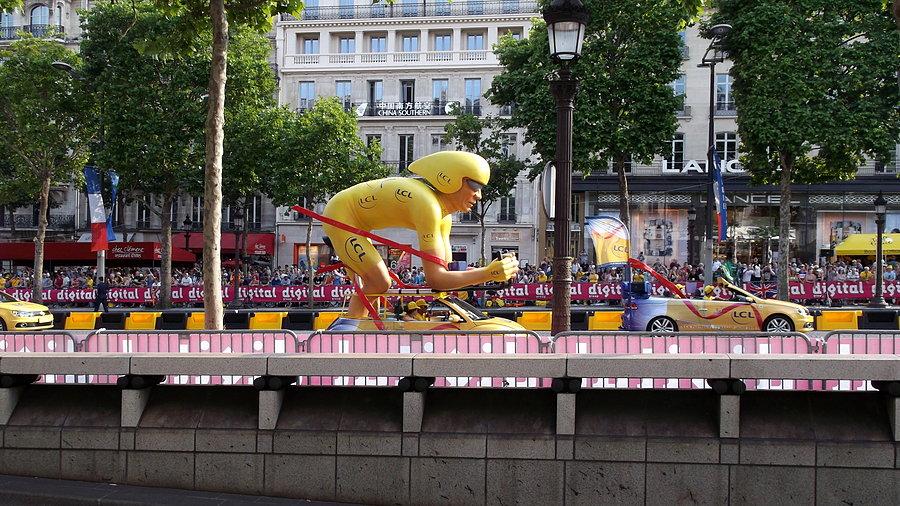 Najpierw przejechał długi i barwny korowód sponsorów TdF