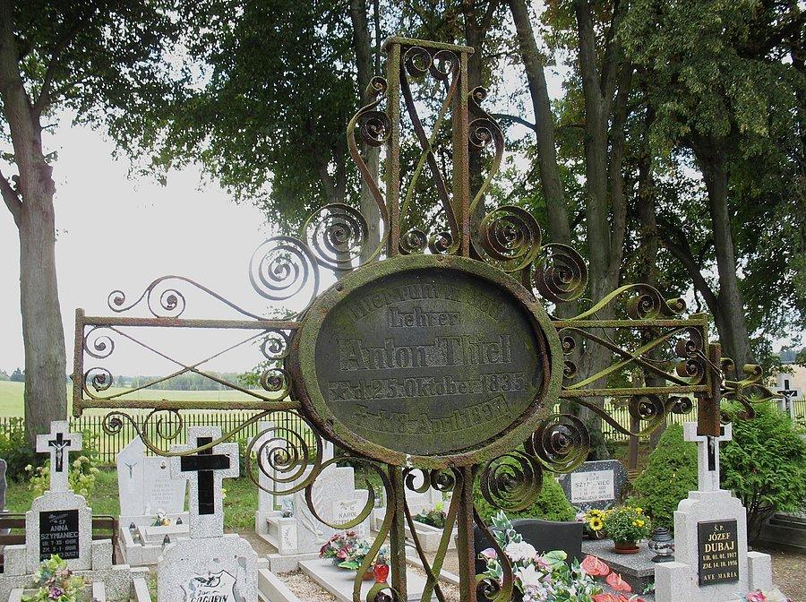 Ełdyty Wiekie, cmentarz, grób nauczyciela Antona Thiela (1835-1897)
