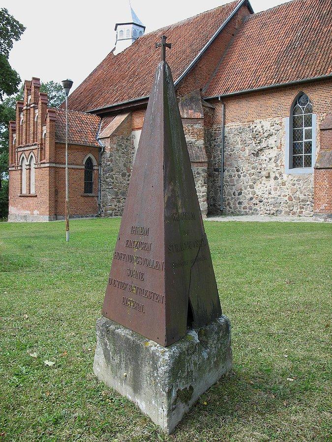 Ełdyty Wielkie - obelisk poświęcony pamięci Wilhelma Strachowsky’ego