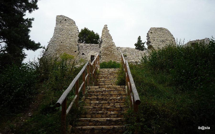 Ruiny zamku w Bydlinie