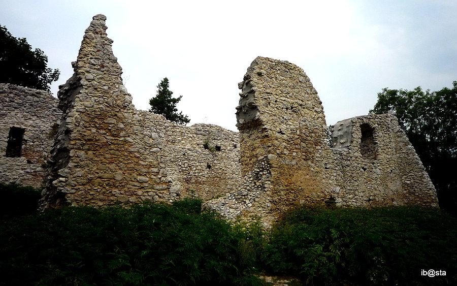 Ruiny zamku w Bydlinie