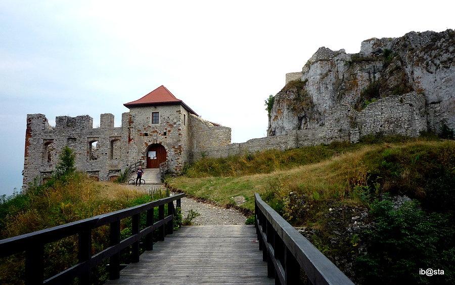 Zamek w Rabsztynie - odbudowana brama i wieża strażnicza