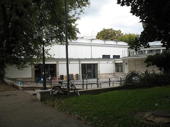 Budynek po dawnym kinie Stolica na Narbutta od frontu