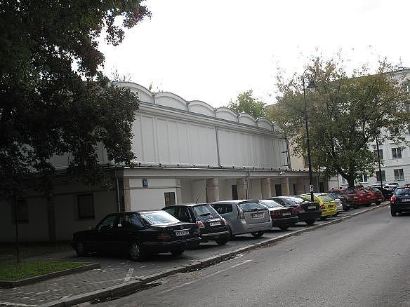 Budynek po dawnym kinie Stolica na Narbutta od zaplecza