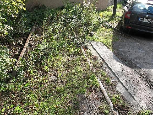 Jedyny fragment torowiska w ciągu ulicy Kolejowej to ten z szerokim torem