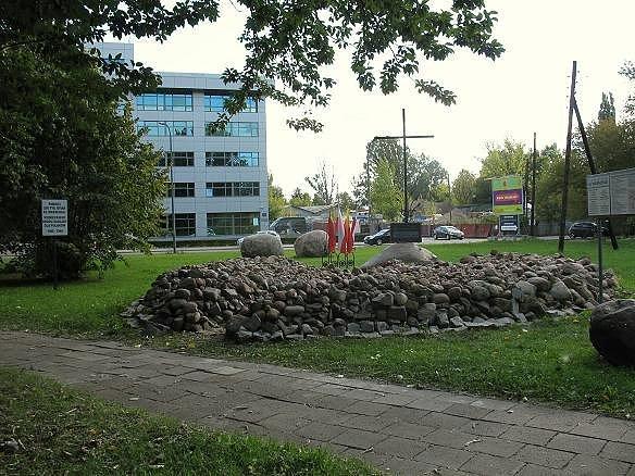Społecznie ustawiony pomnik upamiętniający ofiary KL Warschau