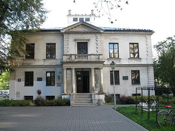 Fronton neorenesansowego pałacyku na Srebrnej, zbudowanego ok 1880 roku