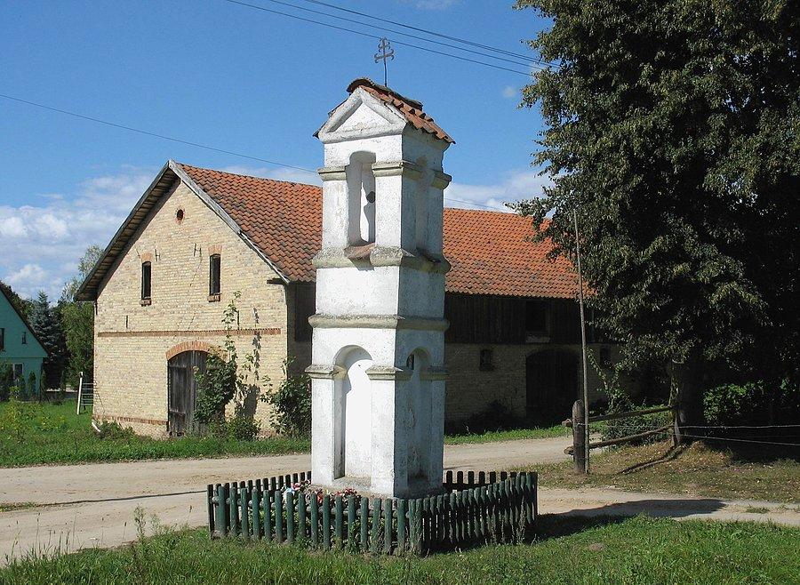 Stękiny - zabytkowa kapliczka