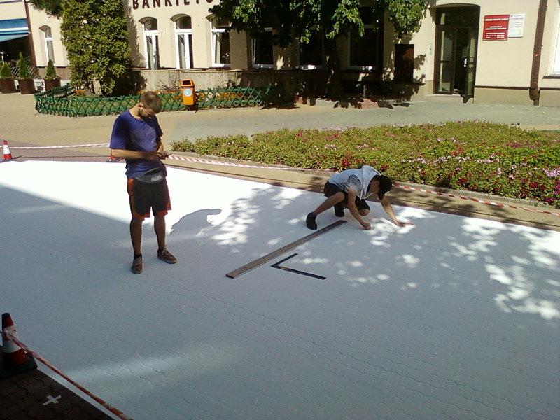 Chłopaki malują mural na chodniku, za 3 tyg. będzie gotowy