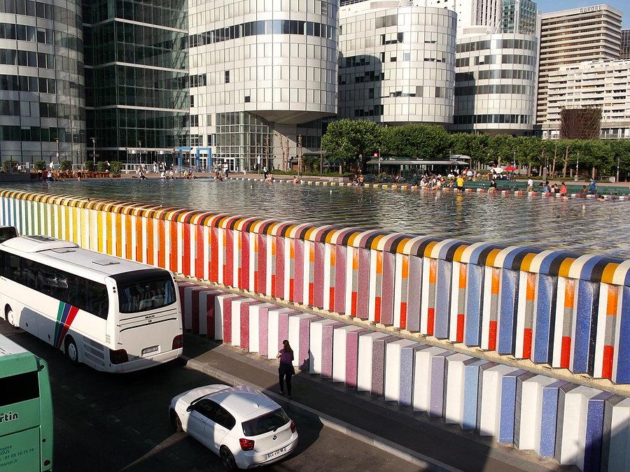 La Defense. Basen, niżej ulica a pod ziemią tunel z główną drogą