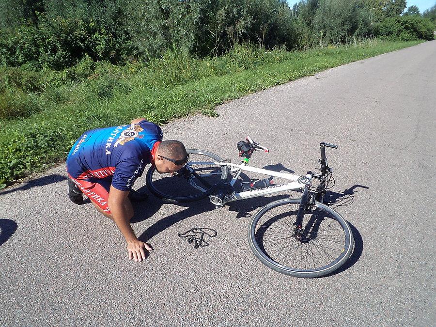 Darecki EB w wielkim skupieniu podziwia zerwany łańcuch